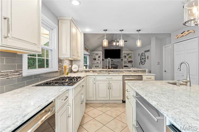 1233 Red Oak Plantation Drive, Ballwin, MO 63021