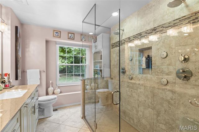 1233 Red Oak Plantation Drive, Ballwin, MO 63021