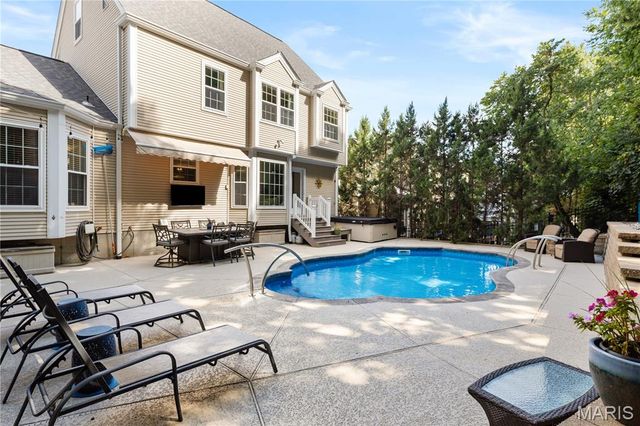 1233 Red Oak Plantation Drive, Ballwin, MO 63021