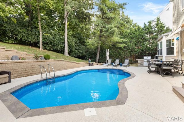 1233 Red Oak Plantation Drive, Ballwin, MO 63021
