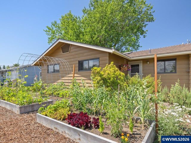 2250 NW Highland Dr, Corvallis, OR 97330