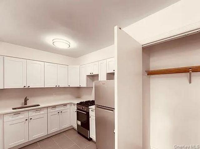 14102 Pershing Crescent 4, Briarwood, NY 11435