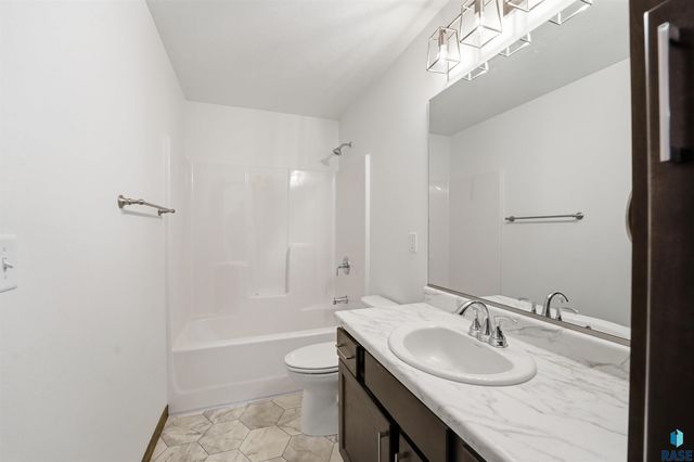 7004 E Brooks Edge Pl Place, Sioux Falls, SD 57110