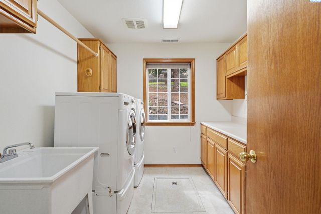 6711 W 20th Ave, Kennewick, WA 99338