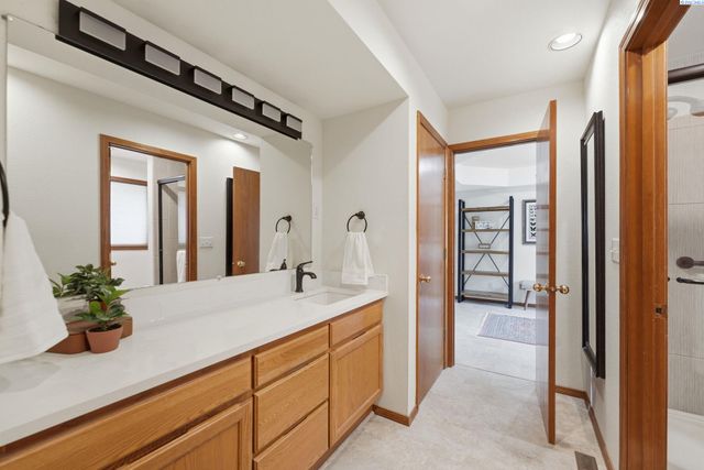 6711 W 20th Ave, Kennewick, WA 99338