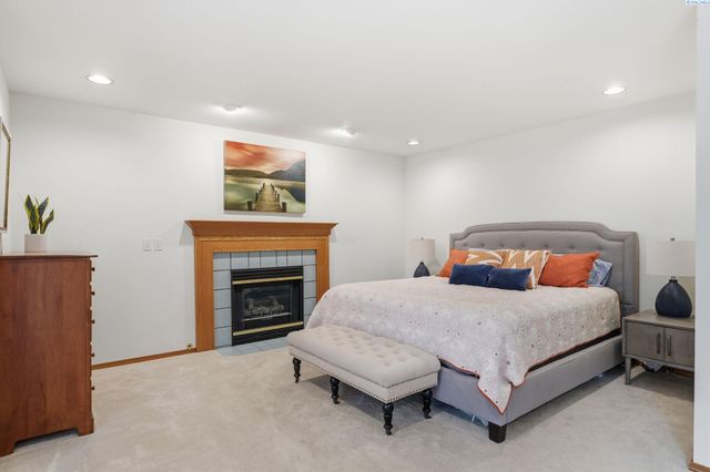 6711 W 20th Ave, Kennewick, WA 99338