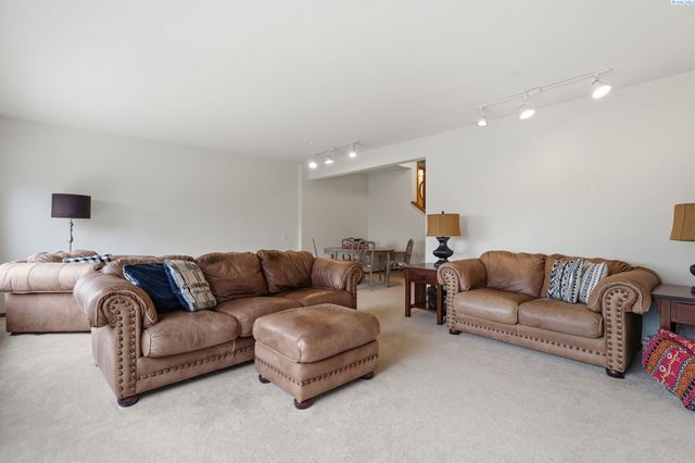 6711 W 20th Ave, Kennewick, WA 99338