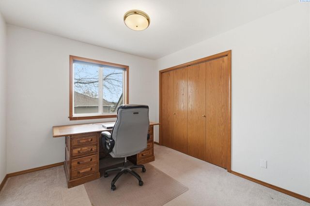 6711 W 20th Ave, Kennewick, WA 99338