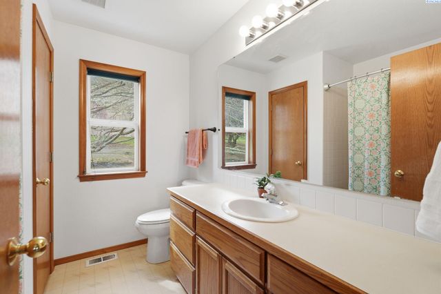 6711 W 20th Ave, Kennewick, WA 99338