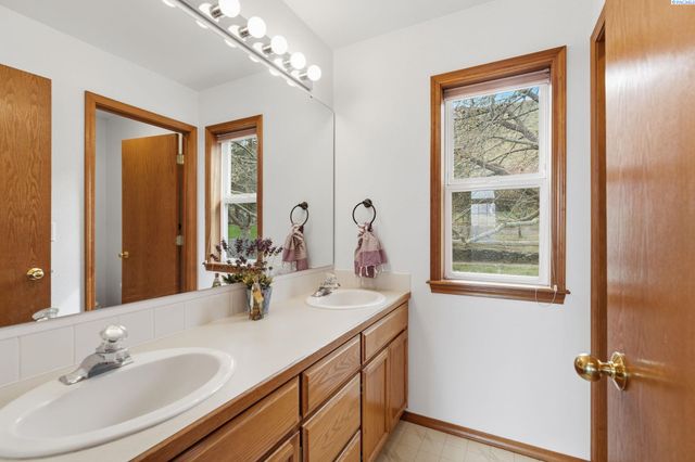 6711 W 20th Ave, Kennewick, WA 99338