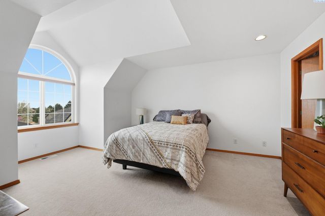 6711 W 20th Ave, Kennewick, WA 99338