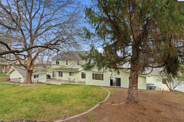 6711 W 20th Ave, Kennewick, WA 99338