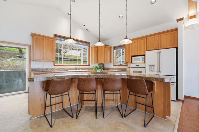 6711 W 20th Ave, Kennewick, WA 99338