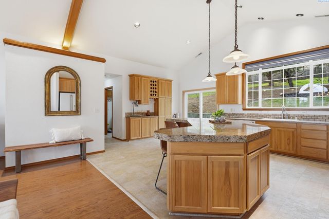 6711 W 20th Ave, Kennewick, WA 99338