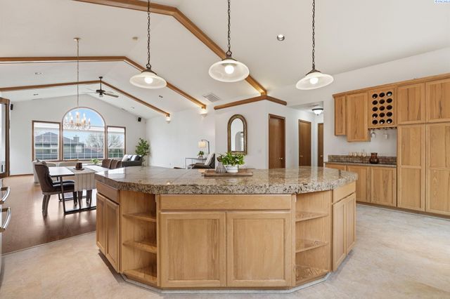 6711 W 20th Ave, Kennewick, WA 99338