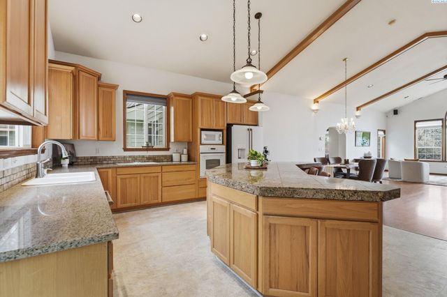 6711 W 20th Ave, Kennewick, WA 99338