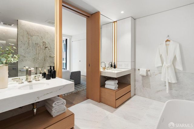 1 Steuart Lane 1704, San Francisco, CA 94105