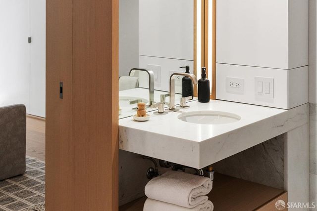 1 Steuart Lane 1704, San Francisco, CA 94105