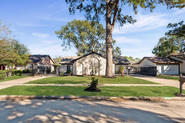 7522 Deep Forest Drive, Houston, TX 77088