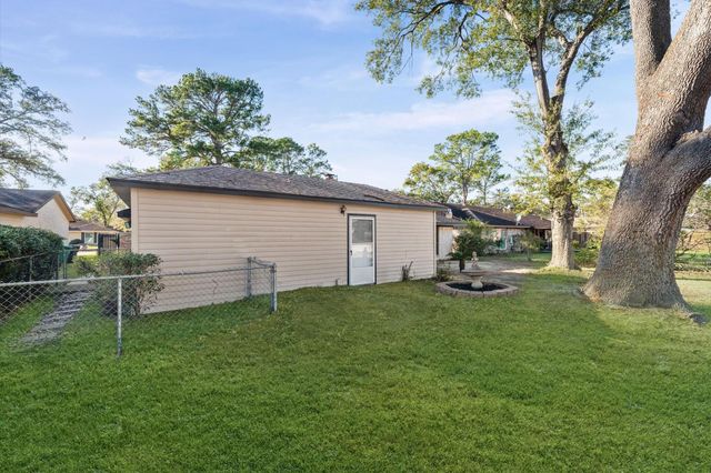 7522 Deep Forest Drive, Houston, TX 77088