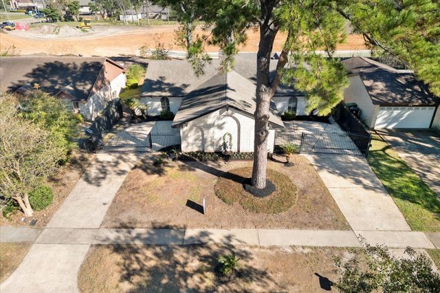 7522 Deep Forest Drive, Houston, TX 77088