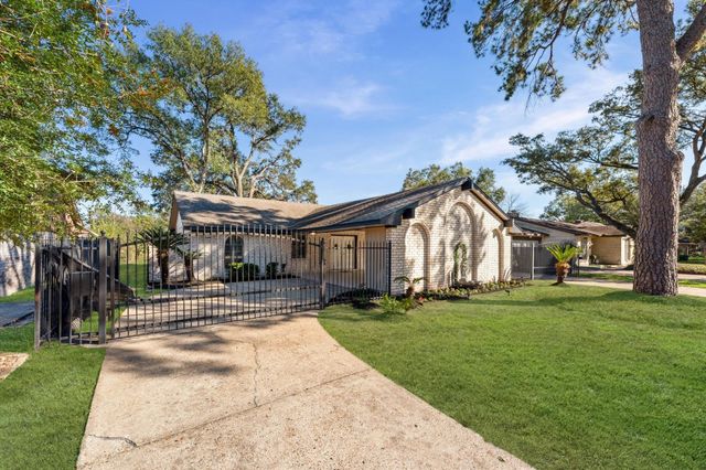 7522 Deep Forest Drive, Houston, TX 77088
