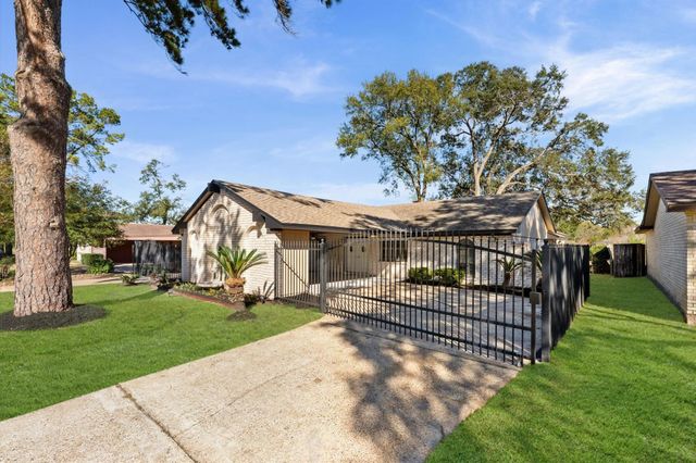 7522 Deep Forest Drive, Houston, TX 77088