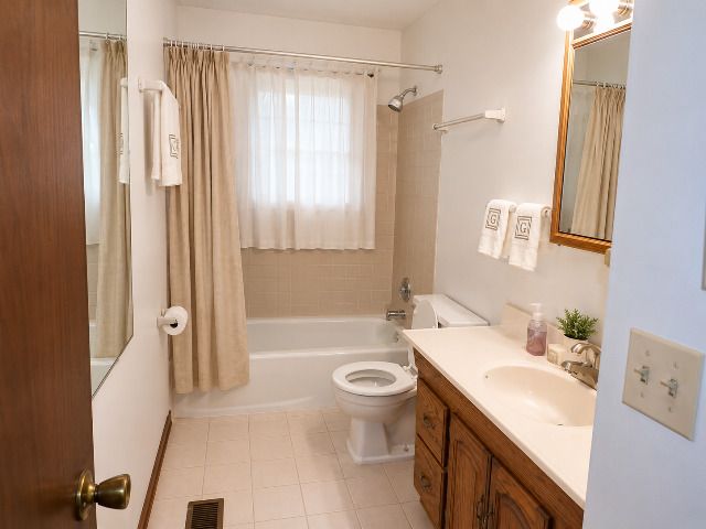 2125 Wright Avenue, North Chicago, IL 60064
