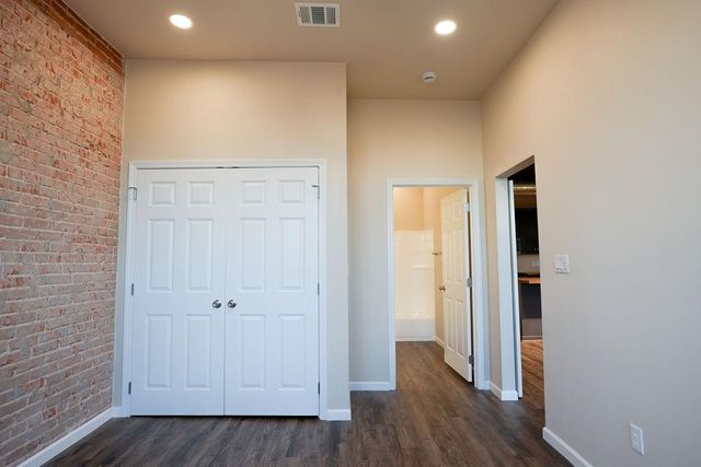 210 E Washington Avenue B, Navasota, TX 77868