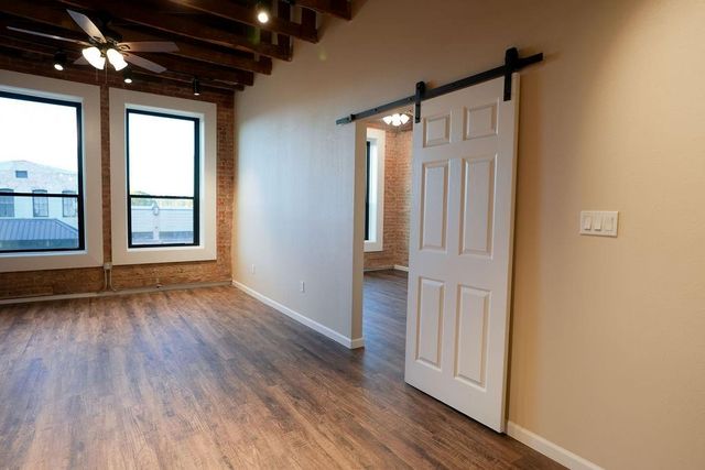 210 E Washington Avenue B, Navasota, TX 77868