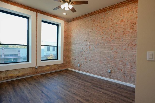 210 E Washington Avenue B, Navasota, TX 77868