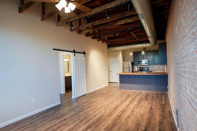 210 E Washington Avenue B, Navasota, TX 77868