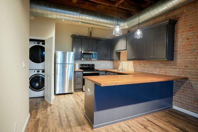 210 E Washington Avenue B, Navasota, TX 77868