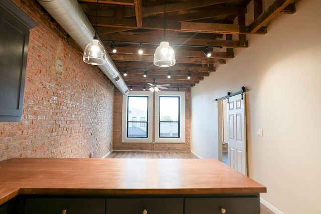 210 E Washington Avenue B, Navasota, TX 77868