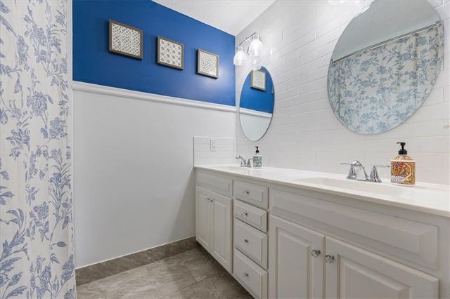 901 Colonial Drive, Pleasant Hill, MO 64080