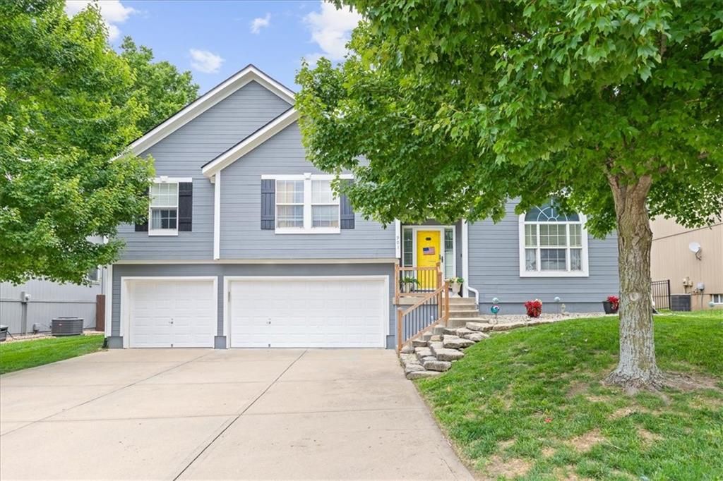 901 Colonial Drive, Pleasant Hill, MO 64080