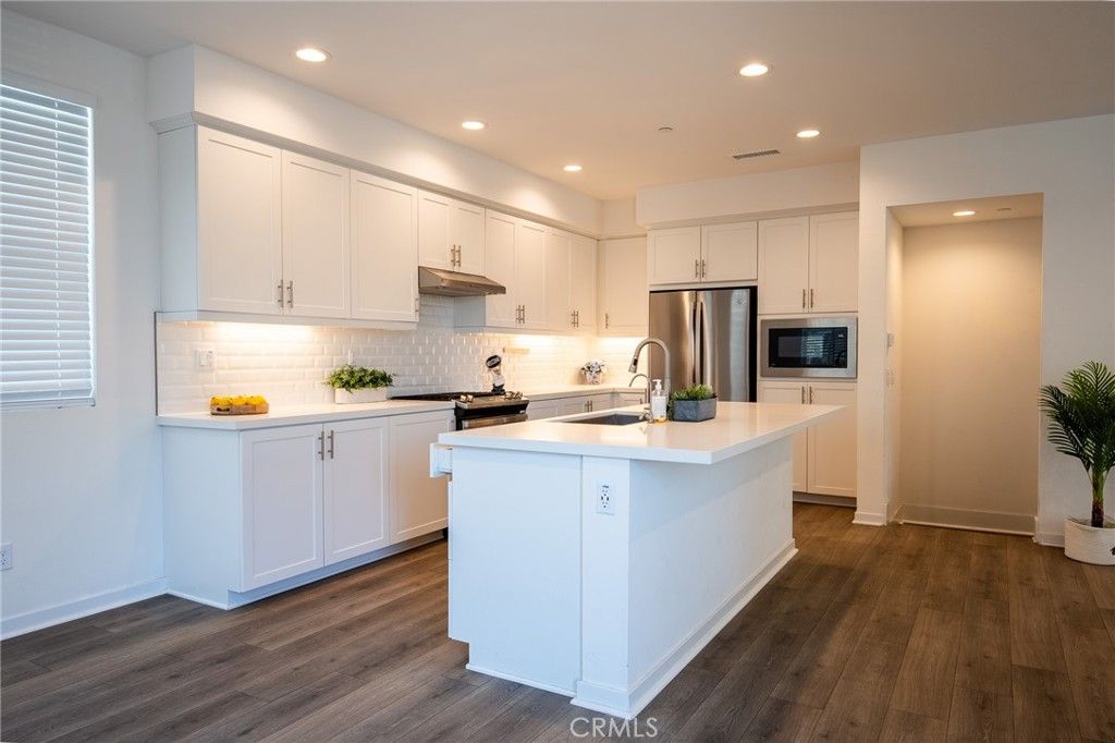 Image 10 of property listing at 107 Allusion, Irvine, CA 92618