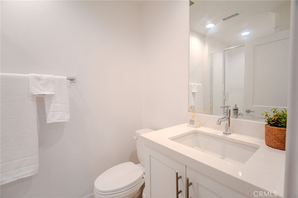 Image 7 of property listing at 107 Allusion, Irvine, CA 92618