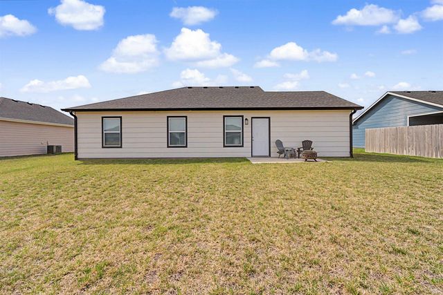 1139 Nautical Dr, Salina, KS 67401