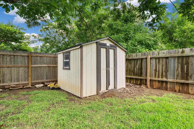 703 Sparkling Brook LN, Leander, TX 78641