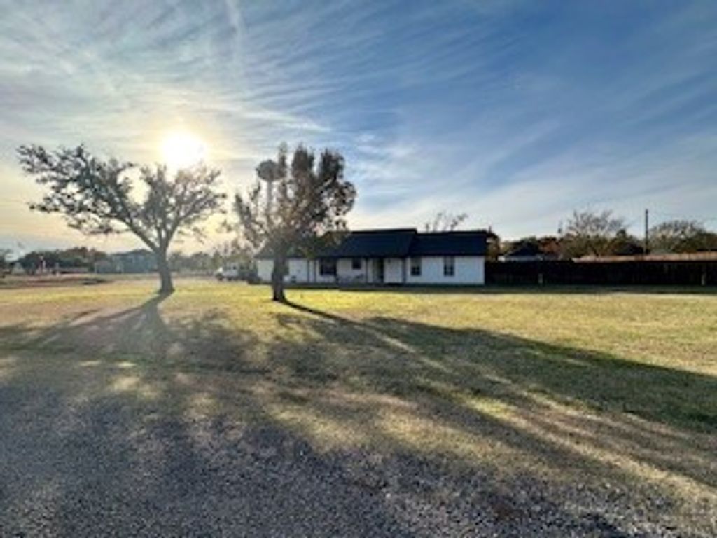 700 Arapaho Drive, Tioga, TX 76271