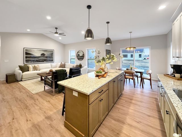 27 Neylon Street, Mt Sterling, IL 62353