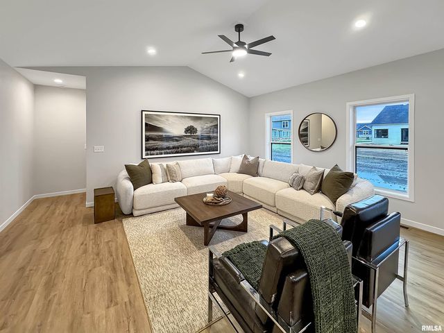 27 Neylon Street, Mt Sterling, IL 62353