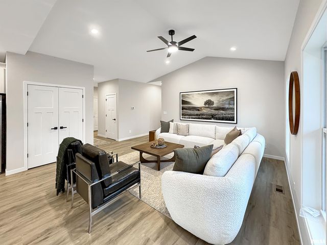 27 Neylon Street, Mt Sterling, IL 62353