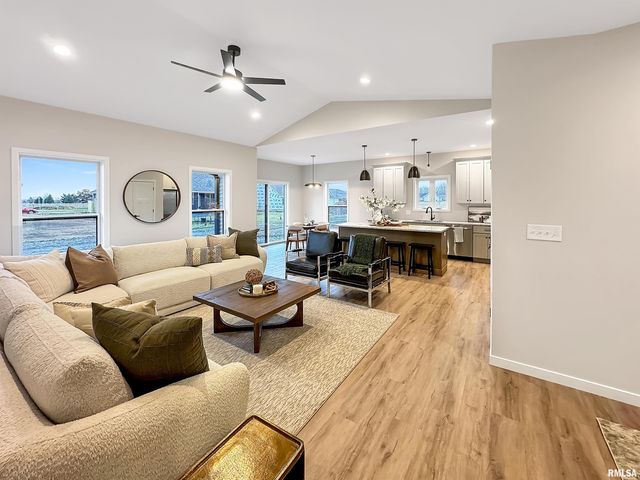 27 Neylon Street, Mt Sterling, IL 62353