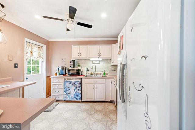 713 W HOLLY AVE, Sterling, VA 20164