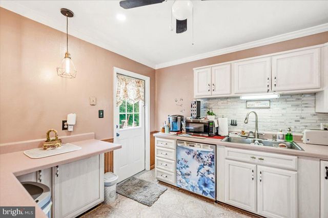 713 W HOLLY AVE, Sterling, VA 20164