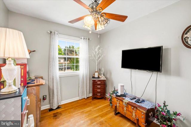 713 W HOLLY AVE, Sterling, VA 20164