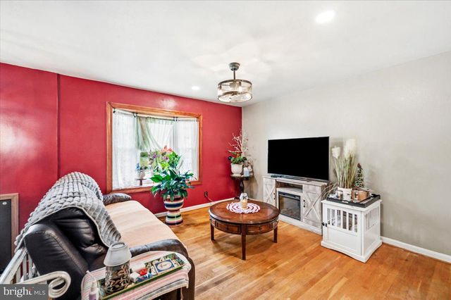 713 W HOLLY AVE, Sterling, VA 20164