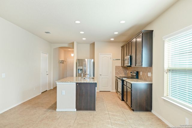 516 STONEBROOK DR, Cibolo, TX 78108